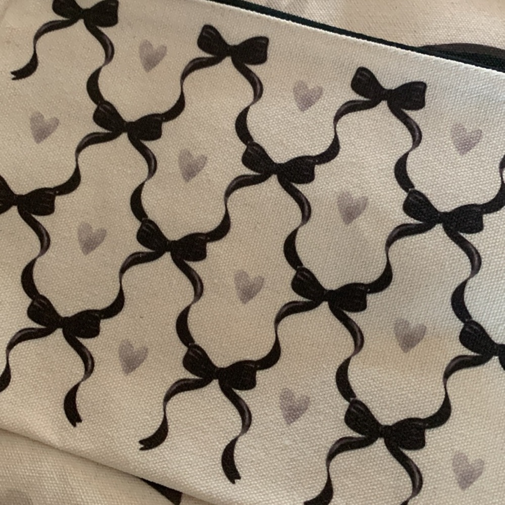 NWOT Zipper Top Cosmetic Pouch in Cream with Black Bow and Hearts Pattern